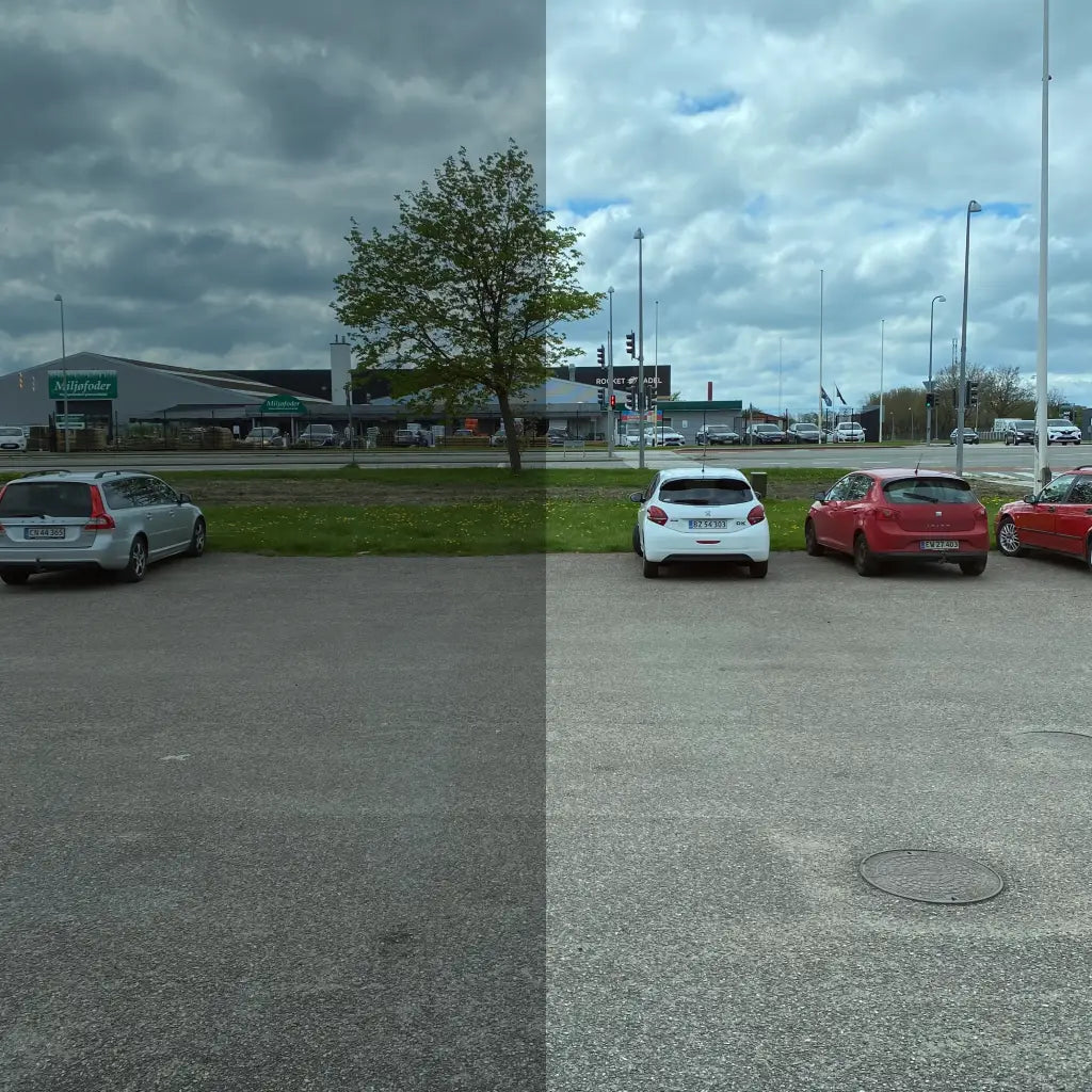 Vinduesfilm viser lysreduktion til venstre, klarere til højre. Parkering og træ ses tydeligt.