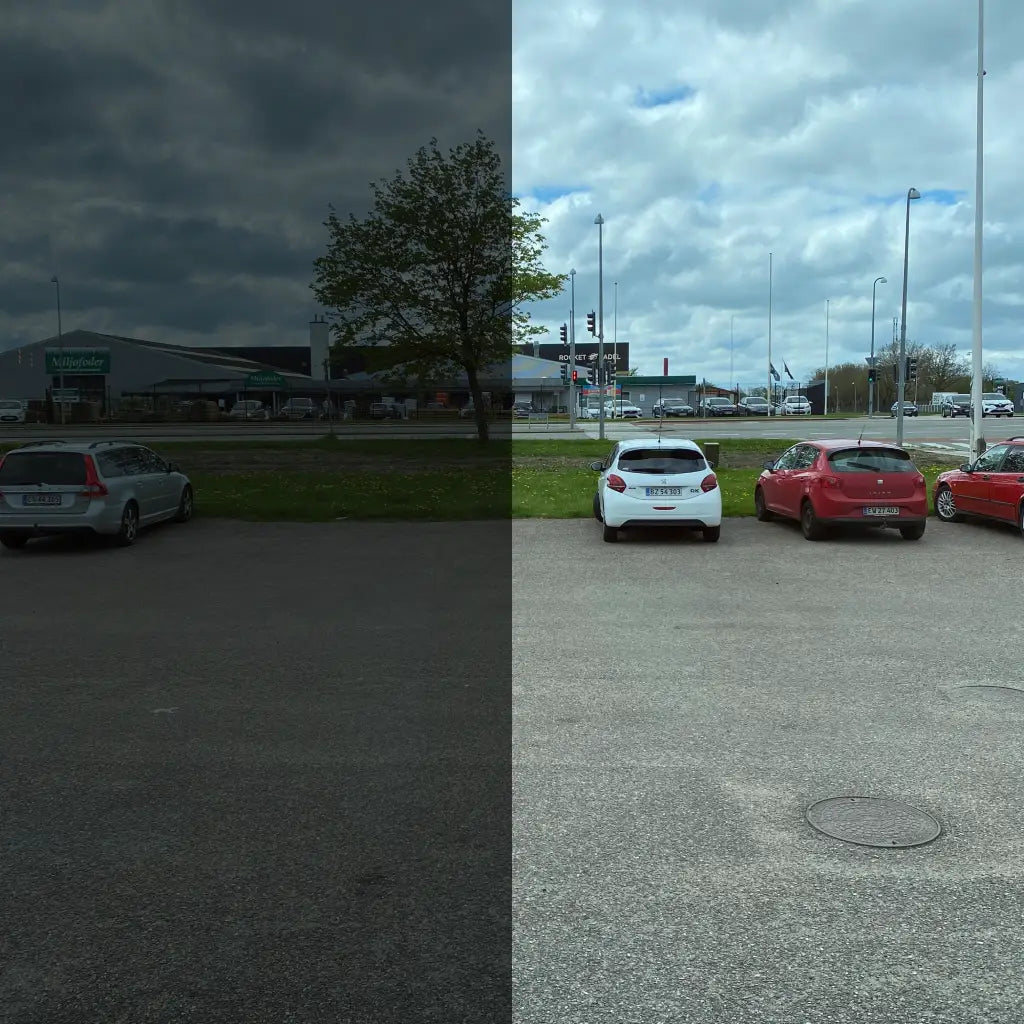 Parkeringsplads, venstre mørk, højre lys, muligvis pga. vinduesfilm.