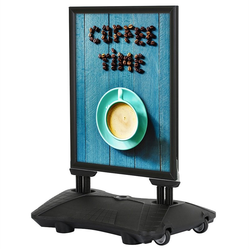 Skilt med blå baggrund, kaffebønner staver "Coffee Time" over en kop kaffe.