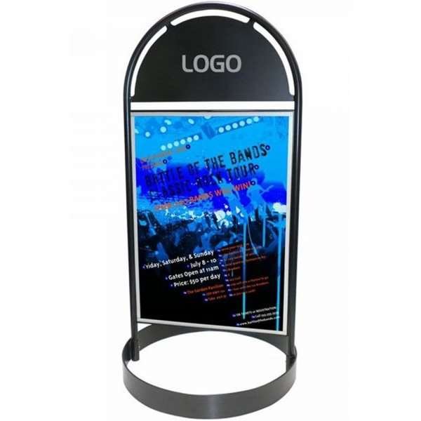 Gotik Circle Gadeskilt med sort ramme, logoplade og farverig plakat med koncertinformation.