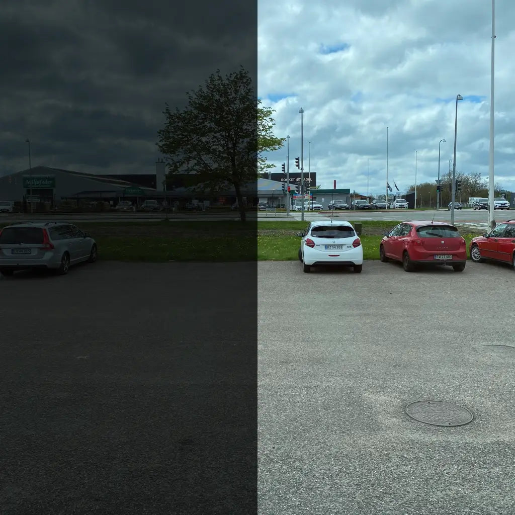 Billedet viser en parkeringsplads, opdelt i en mørk venstre og lys højre side.