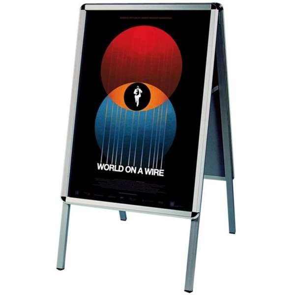 Sølv gadeskilt med plakat, der viser farverige cirkler og teksten "World on a Wire."