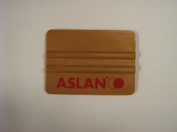 En brun skraber med to riller og rød tekst "ASLAN" på forsiden.