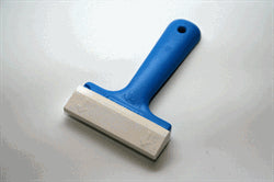 Blå håndskraber med et solidt, blåt plastikhåndtag og en bred, hvid skrabeflade.