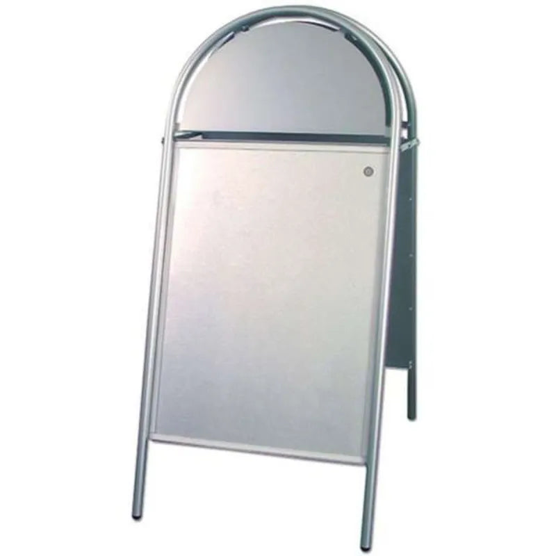 Sølv A-skilt med afrundet top og logoplade, velegnet til udstillinger og reklame.