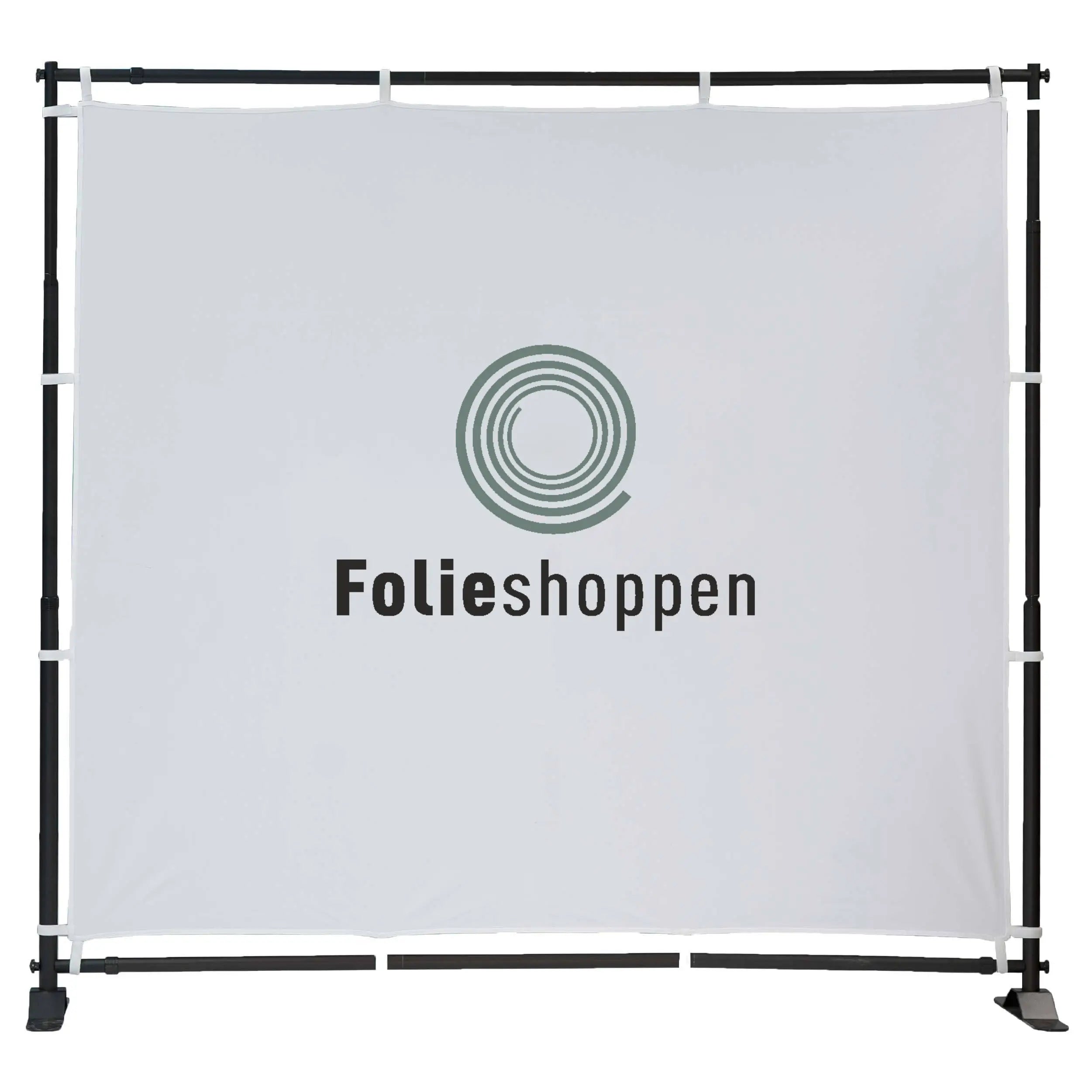 Firkantet messevæg med hvidt lærred, cirkulært logo og tekst "Folieshoppen" i midten.