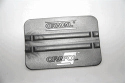 Grå plastikskraber med to parallelle riller og logoerne ORACAL og ORAFOL.