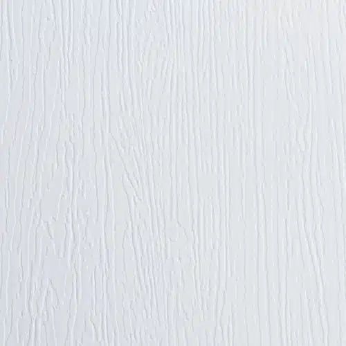 Hvid overflade med træmønster og præget struktur.