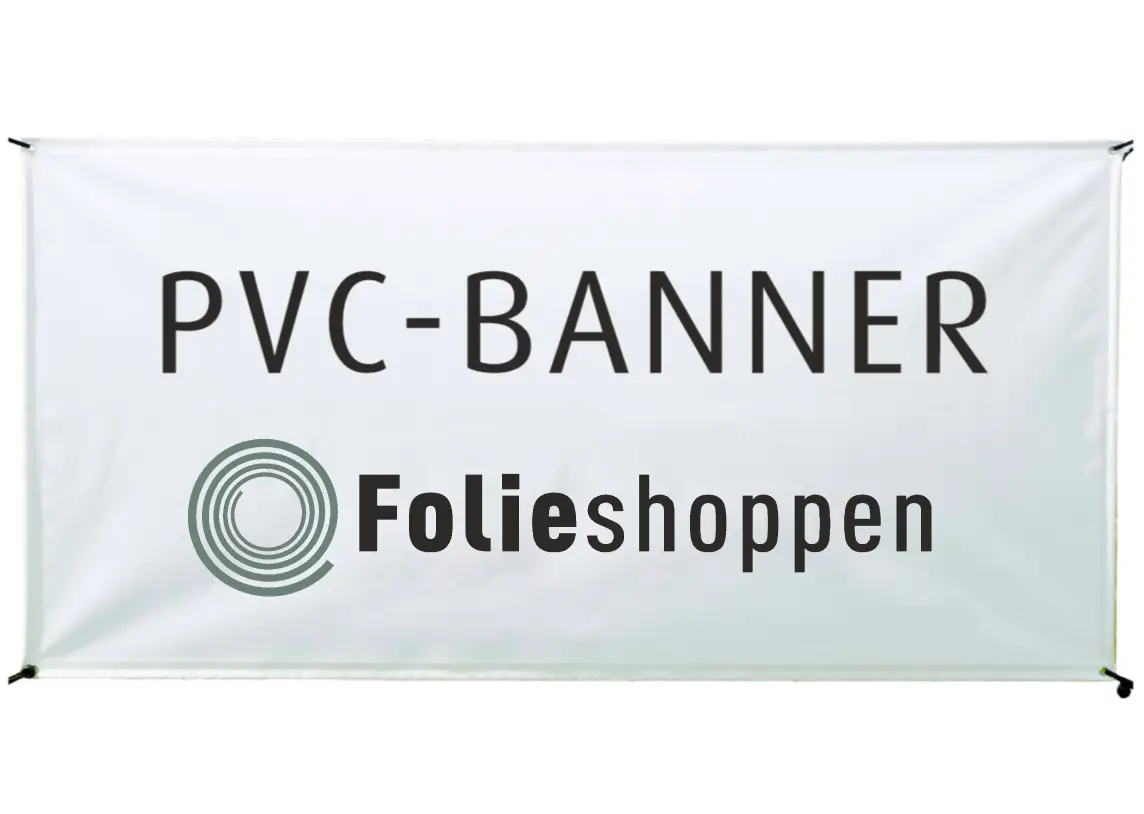 Hvid PVC-banner med teksten "PVC-BANNER" og "Folieshoppen", spændt op i hjørnerne.