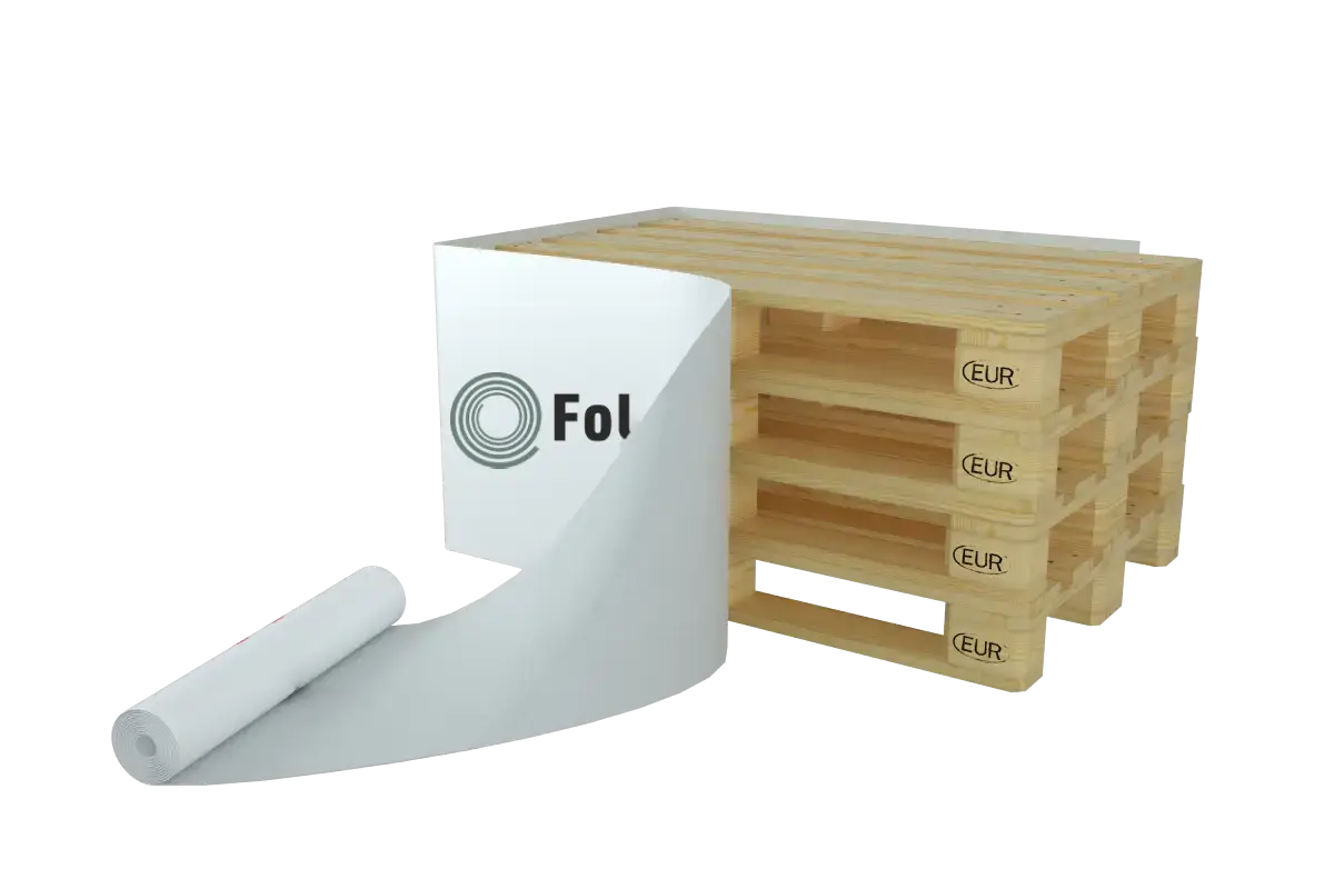 Transparent film på tre stablede europaller med synlige EUR-mærker.