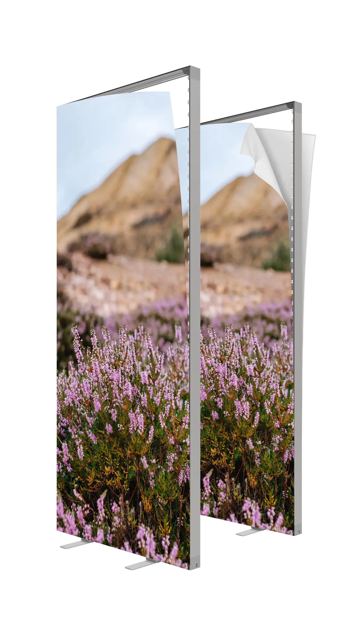Fritstående lysboks med slank ramme og banner med naturmotiv.