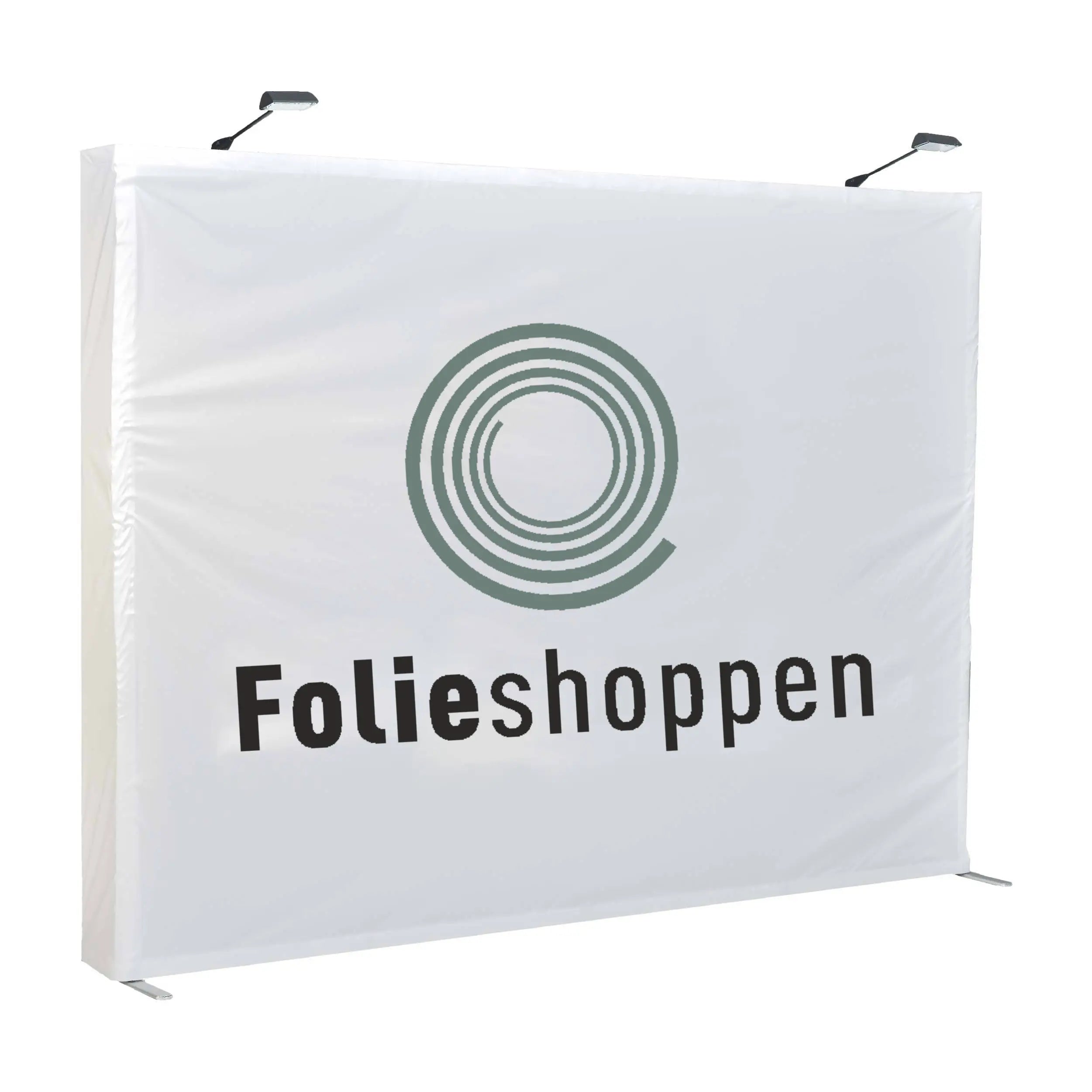 Pop-up messevæg med stort trykt banner, rektangulær form og to topmonterede lys til belysning.
