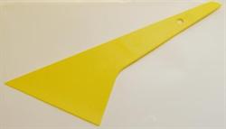 En gul skraber med en trekantet spids og langt håndtag. Der er et hul i håndtaget til ophængning.