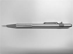 Sølvfarvet kuglepen med præcisionstip, grebsområde og klips til nem transport.