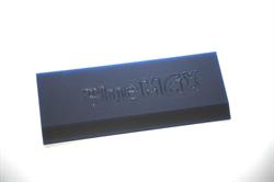 Blå rektangulær skraber med teksten "Blue Max" præget på overfladen.