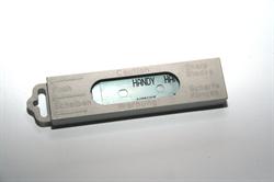 Rektangulær metalæske med et gennemsigtigt vindue, der viser ordet "HANDY".