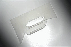 Plastikværktøj med flere funktioner, flade og buede kanter, hul i midten, hvidt og rektangulært.