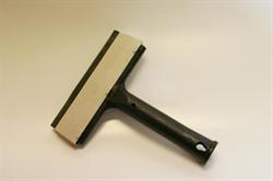 T-formet skraber med mørkt håndtag og lys stribe på hovedet. Åbning i bunden til ophængning.