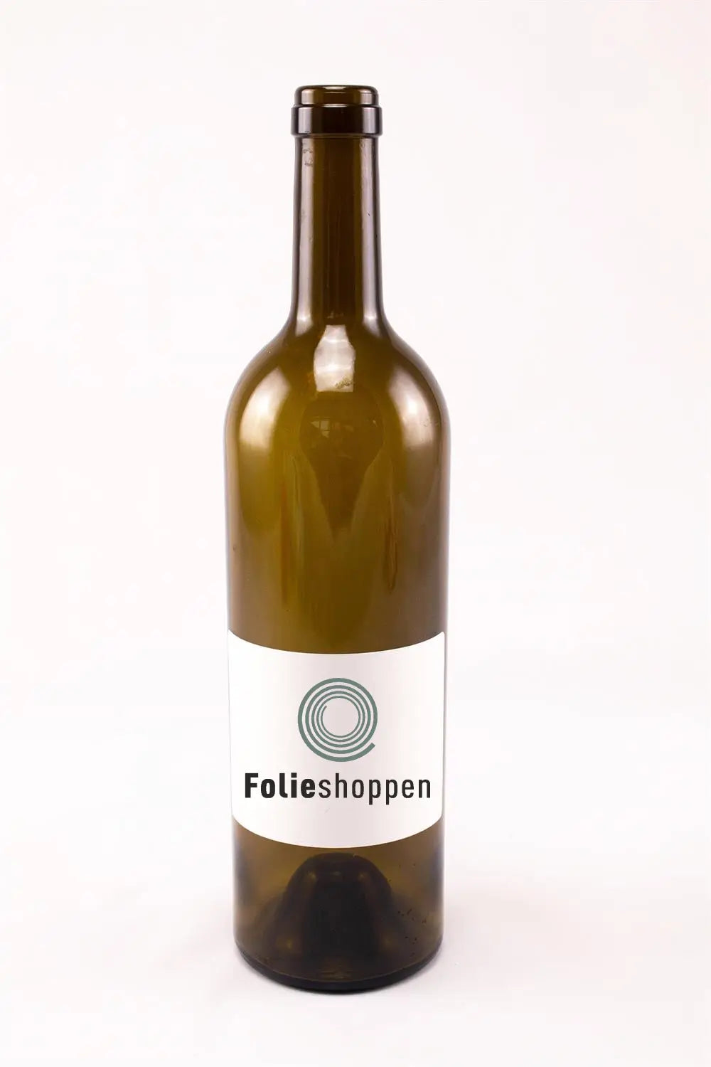 Vinflaske med etiket med cirkulært grafisk design og tydelig tekst.