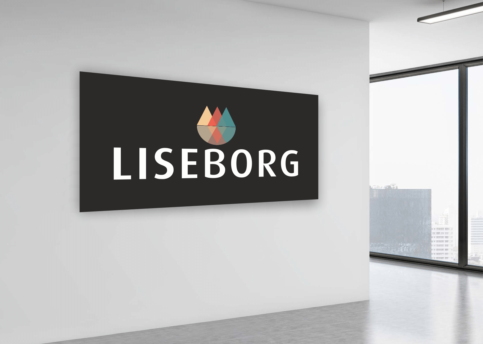 Rektangulær wallsticker med sort baggrund, "LISEBORG" i hvid og farverigt geometrisk logo.
