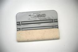 Grå filtskraber med indbygget filt, rektangulær form og præget brandnavn på forsiden.