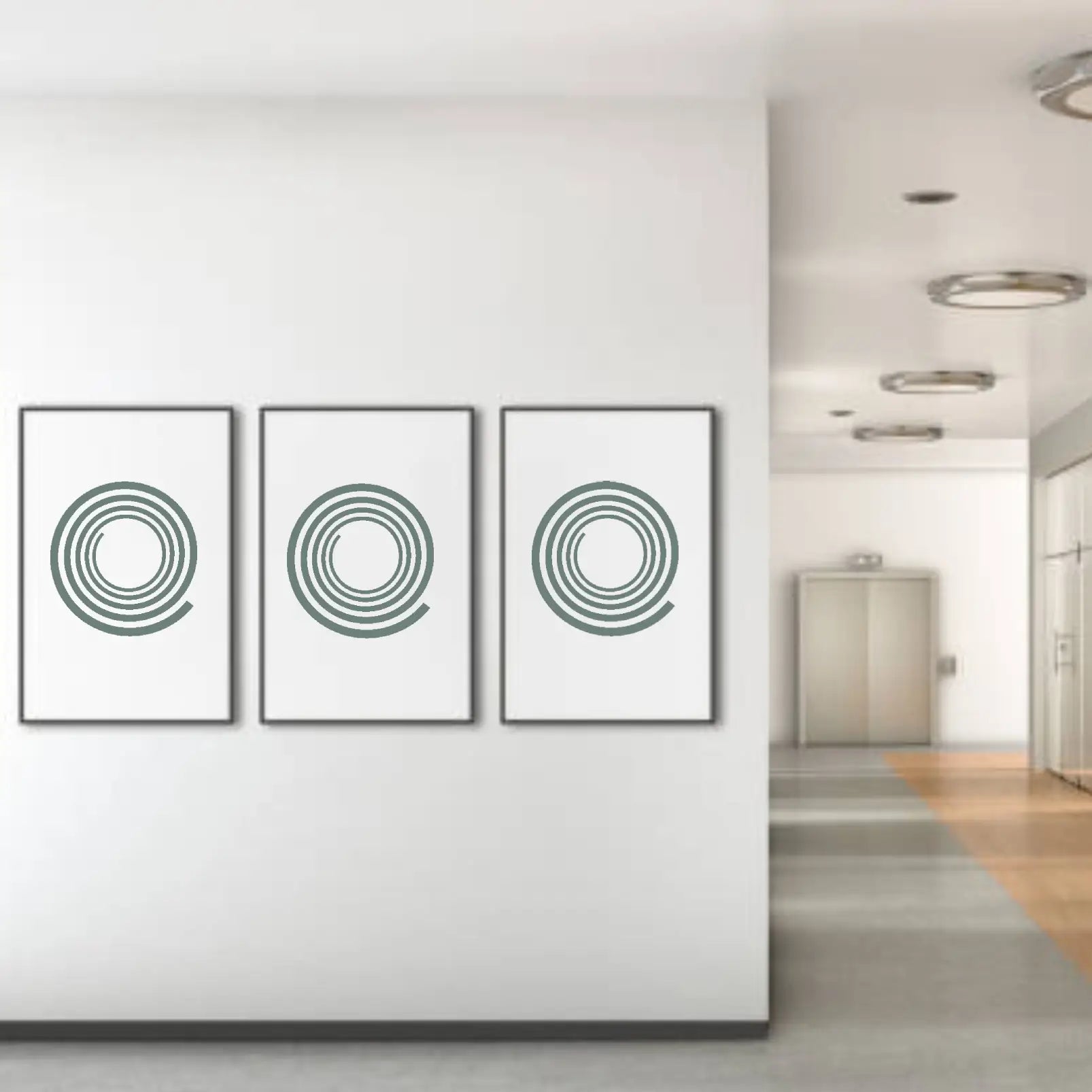 Tre indrammede plakater med grønne spiralmønstre hænger i moderne gang med elevatorer og loftlys.