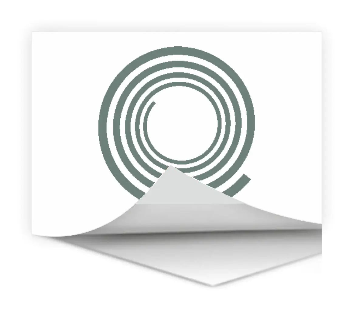 Selvklæbende plakat med koncentriske cirkler og afrivet hjørne på hvid baggrund.