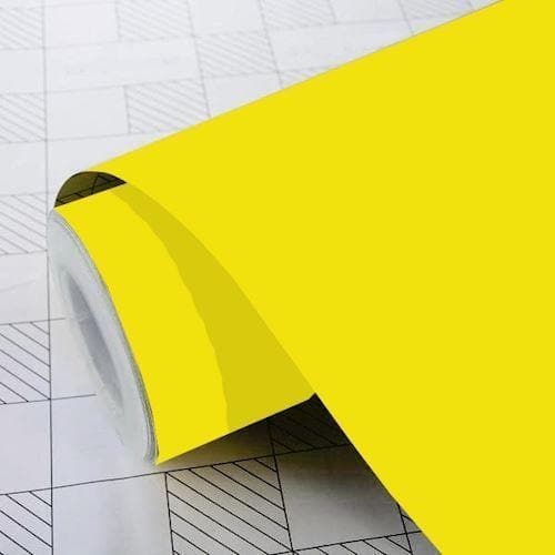 Let gul, mat folie i rulleformat på en overflade med gittermønster.