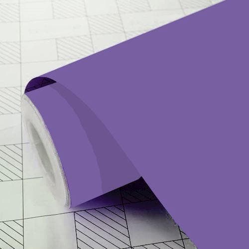 Lavendelfarvet mat folie i rulleformat på en overflade med gittermønster.