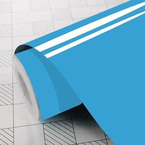 Rulle af selvklæbende folie i isblå med glat overflade og to hvide parallelle striber.