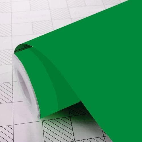 Rulle med lysegrøn folie på et gittermønster, delvist udrullet.