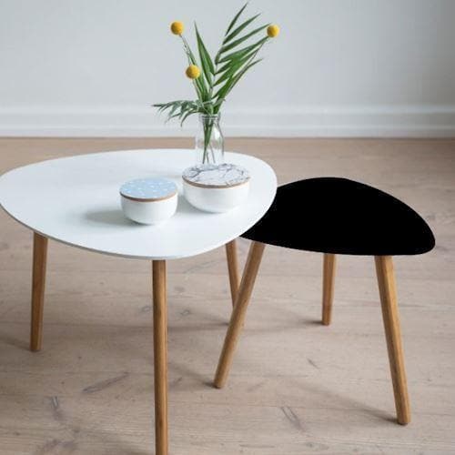 To små borde, hvidt og sort film, vase med blomster på hvidt bord, træben, trægulv.