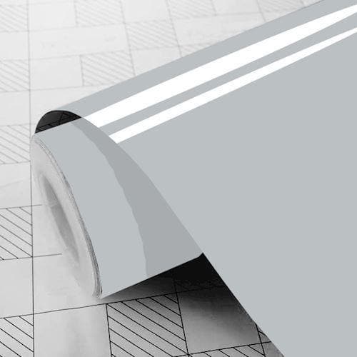 Rulle af lysegråt, blankt folie, delvist udrullet.