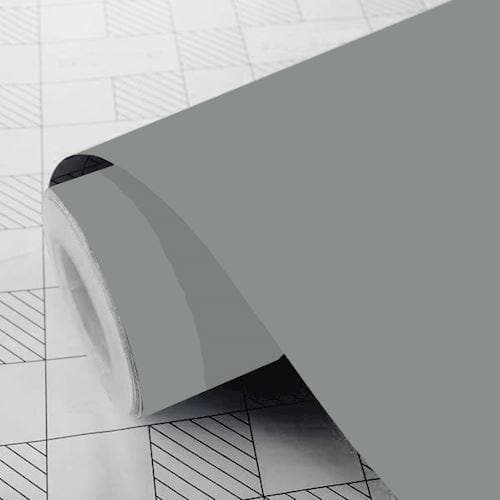 Rulle af grå folie på overflade med gittermønster.