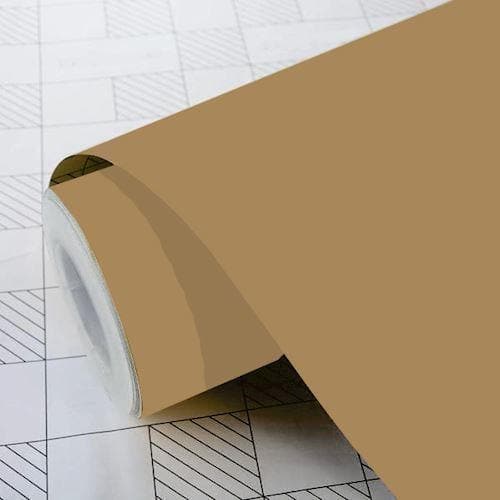 En rulle lys brun mat folie ligger på en overflade, med en jævn farve og glat tekstur.