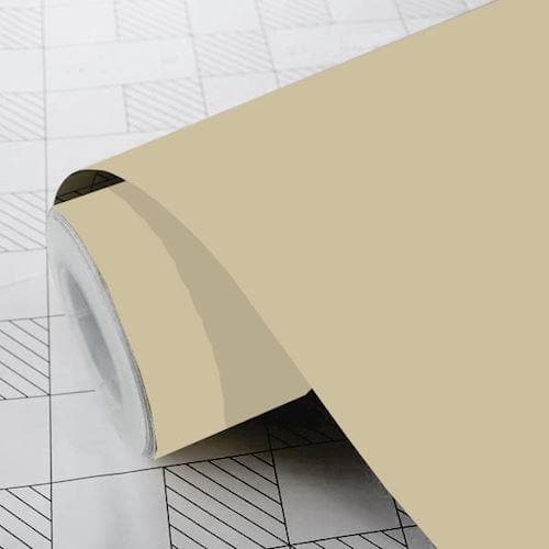 Mat beige folie rulle på en overflade med gittermønster.