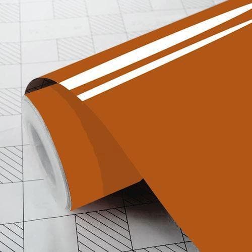 Blank folie i nøddebrun med glansfinish, to parallelle striber, rullet delvist ud.