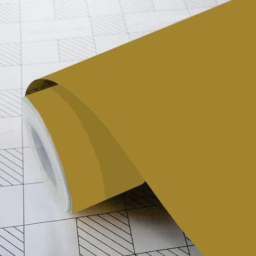 Rulle af guldfolie på overflade med mønster.