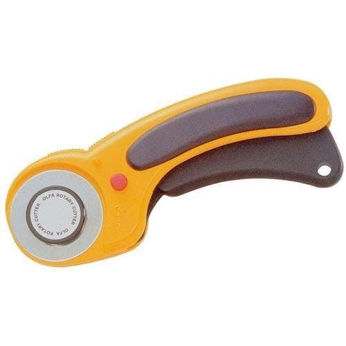 Olfa rotationskniv med orange håndtag, sort greb, cirkulær klinge og rød knap til sikkerhedslås.