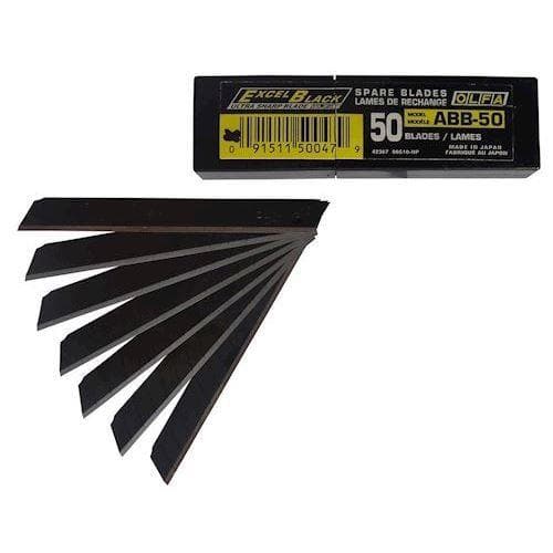 Pakke med 50 sorte Olfa knivblade, model ABB-50, 9mm, med flere blade spredt foran pakken.