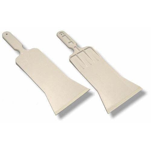 To flade, lysegrå plastikredskaber med håndtag og brede, skrå kanter.