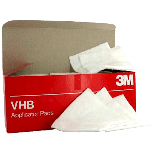 Rød kasse med "3M VHB Applicator Pads", åben med hvide puder indeni.