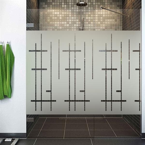 Sandblæst glas med frostet finish og geometriske linjemønstre til bruseniche.