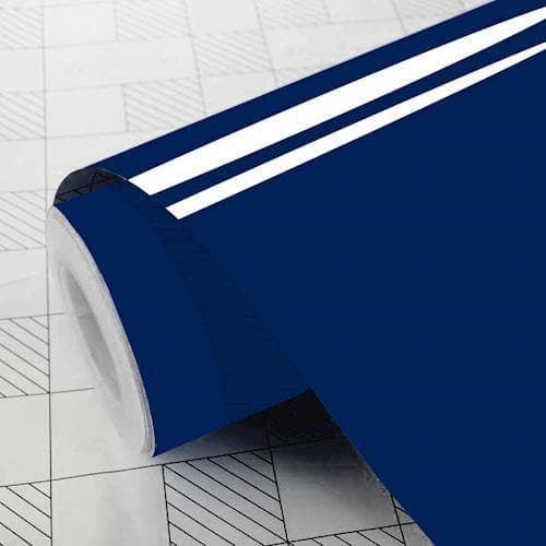 En rulle af skinnende, selvklæbende vinylfolie i koboltblå med parallelle hvide striber.