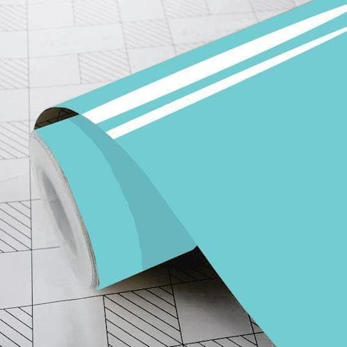 Blå, blank folie i rulleformat med to hvide striber langs kanten, delvist udrullet.