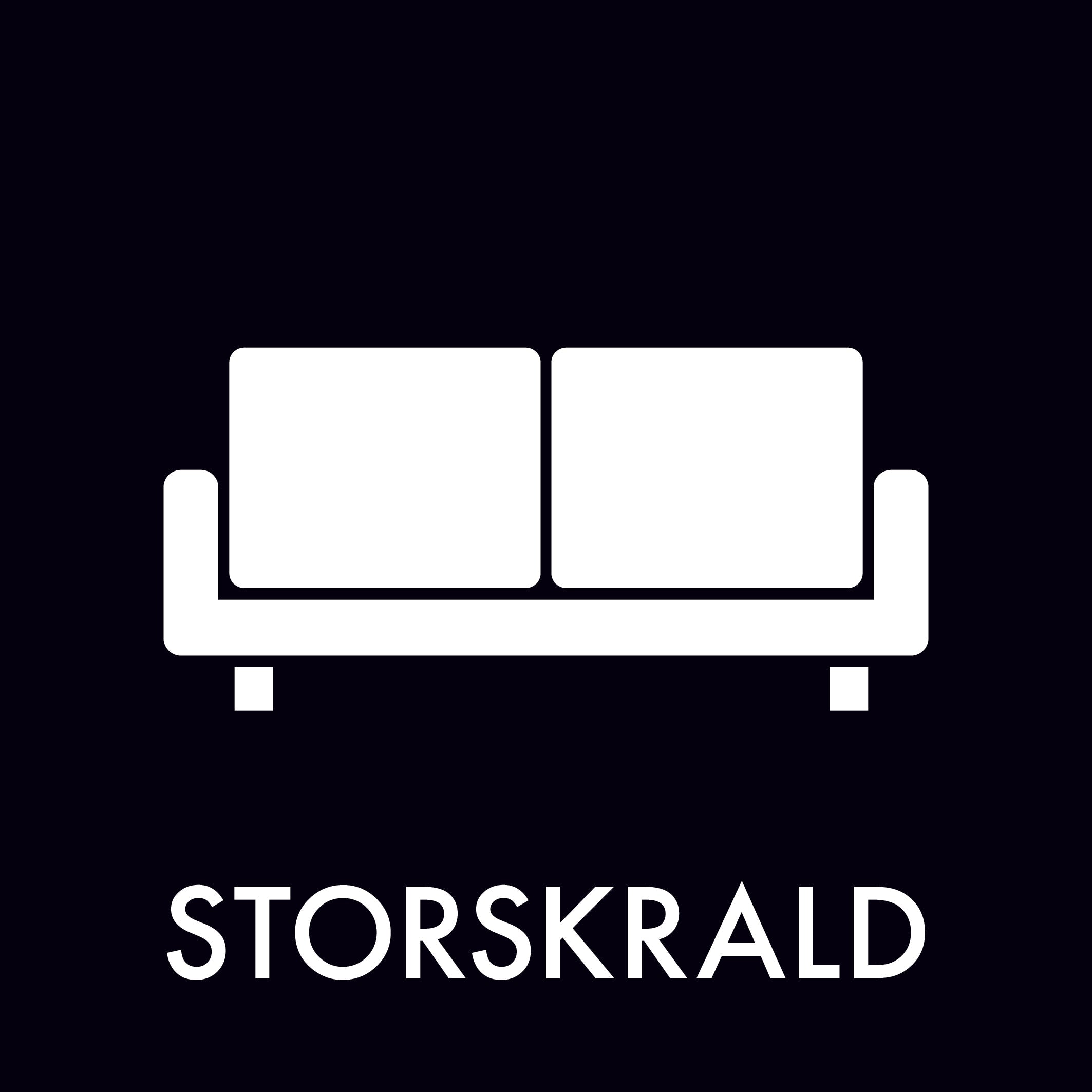 Hvid sofa-silhuet på mørk baggrund med "STORSKRALD" i fed skrift nedenunder.