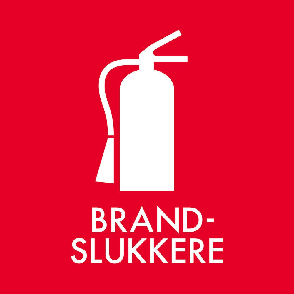 Rødt klistermærke med hvid brandslukker-ikon og teksten "BRAND-SLUKKERE" i store bogstaver.