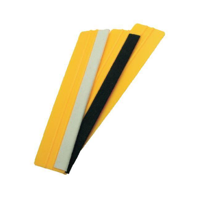 Bred gul skraber, 30 cm, med farvet filt kant. Designet til at undgå ridser under brug.