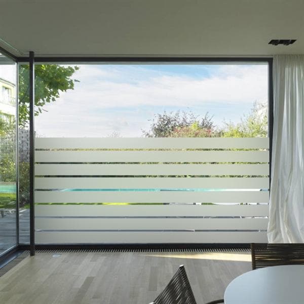 Glasplade med vandrette, frostede striber, der giver lys og privatliv.