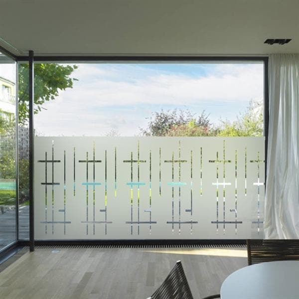 Frostet glas med lodrette og vandrette linjer, moderne rum, lysindfald og privatliv.